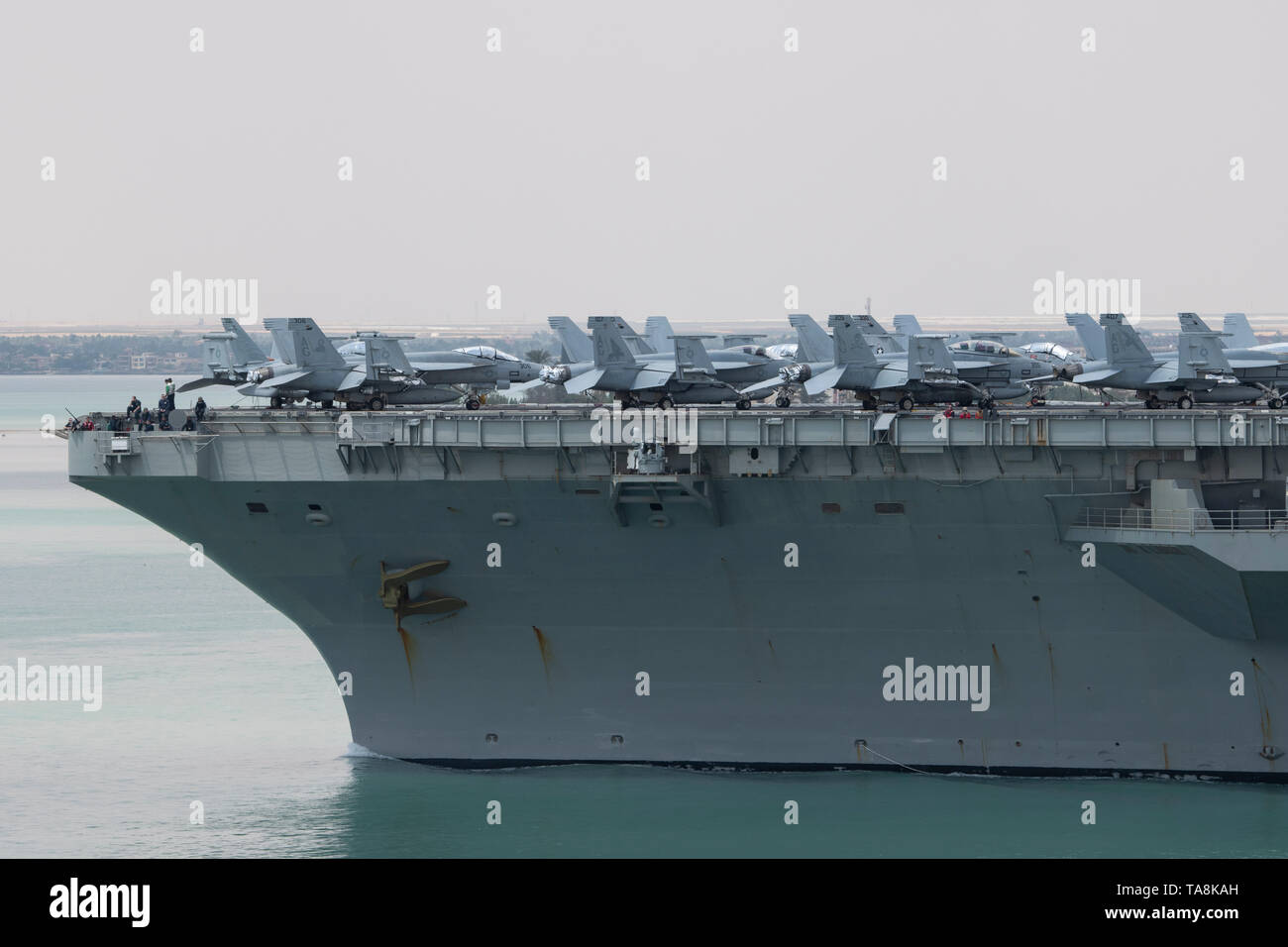 L'Egitto, il canale di Suez. Abraham Lincoln Strike gruppo (ABECSG) transitanti Canale di Suez, 9 maggio 2019. Nimitz-class portaerei USS Abraham Lincoln. Foto Stock