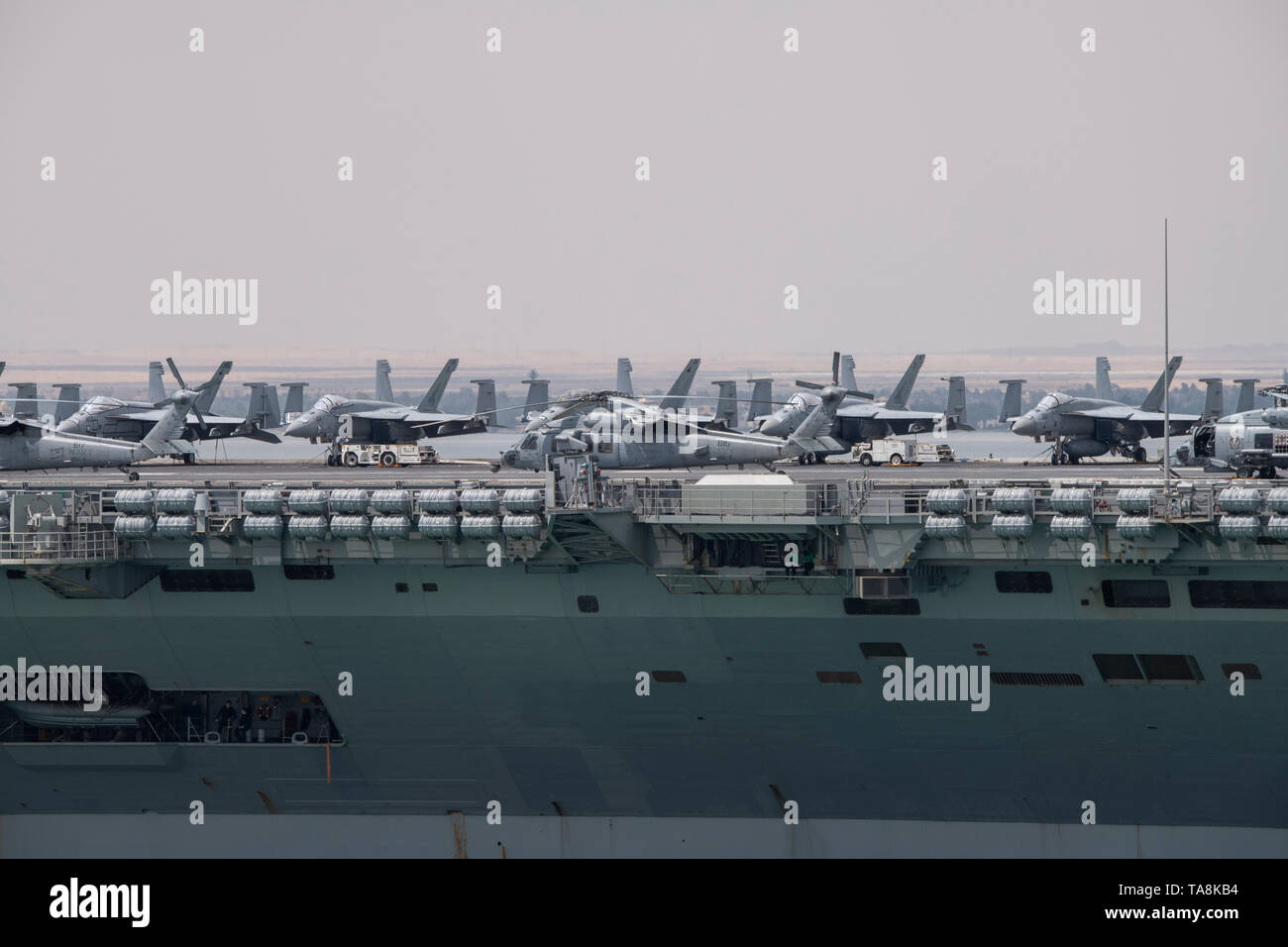 L'Egitto, il canale di Suez. Abraham Lincoln Strike gruppo (ABECSG) transitanti Canale di Suez, 9 maggio 2019. Nimitz-class portaerei USS Abraham Lincoln (CVN 72 Foto Stock
