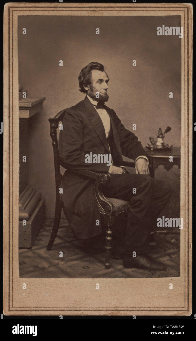 Seduto completi Ritratto di Abraham Lincoln, la sua prima seduta per un ritratto, Washington DC, USA, fotografia di Alexander Gardner, 1861 Foto Stock