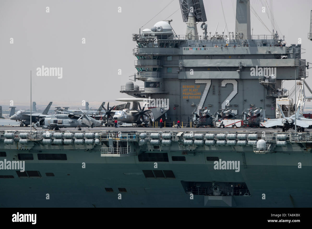 L'Egitto, il canale di Suez. Abraham Lincoln Strike gruppo (ABECSG) transitanti Canale di Suez, 9 maggio 2019. Nimitz-class portaerei USS Abraham Lincoln (CVN 72 Foto Stock
