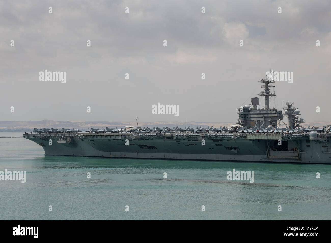 L'Egitto, il canale di Suez. Abraham Lincoln Strike gruppo (ABECSG) transitanti Canale di Suez, 9 maggio 2019. Nimitz-class portaerei USS Abraham Lincoln. Foto Stock