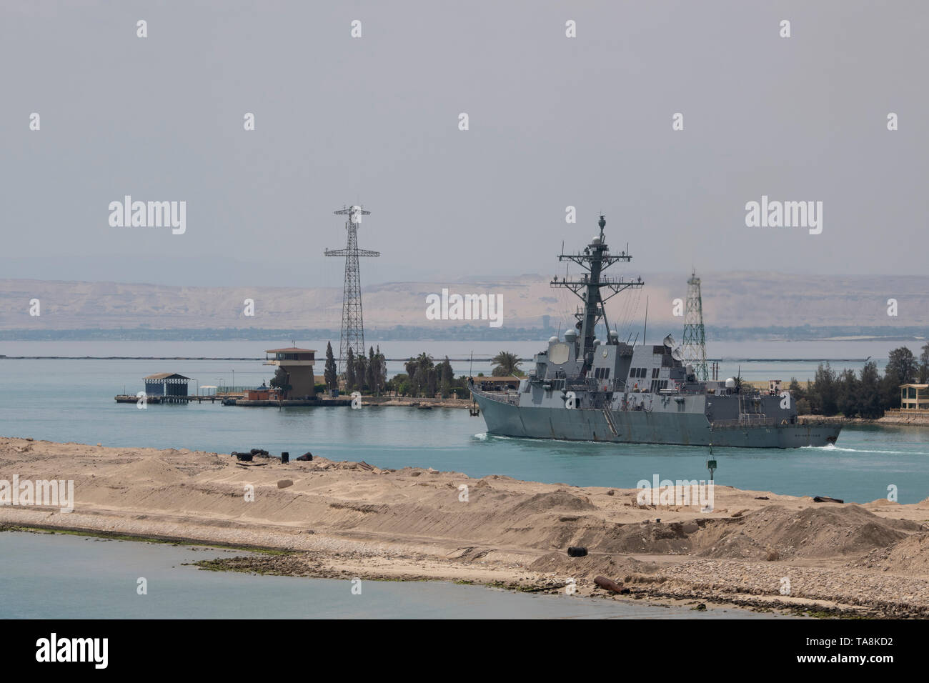 L'Egitto, il canale di Suez. 9 maggio 2019 Arleigh Burke-class guidato-missili cruiser USS Bainbridge (DDG 96) in transito attraverso il canale. Foto Stock