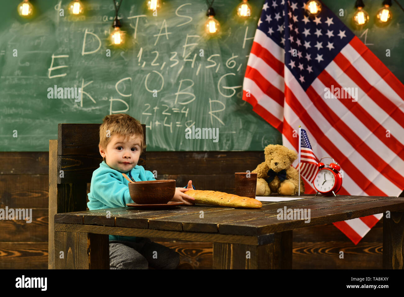 Si torna a scuola o scuola. torna al concetto di scuola con capretto piccolo ragazzo di bandiera degli Stati Uniti il giorno dell'indipendenza. Foto Stock