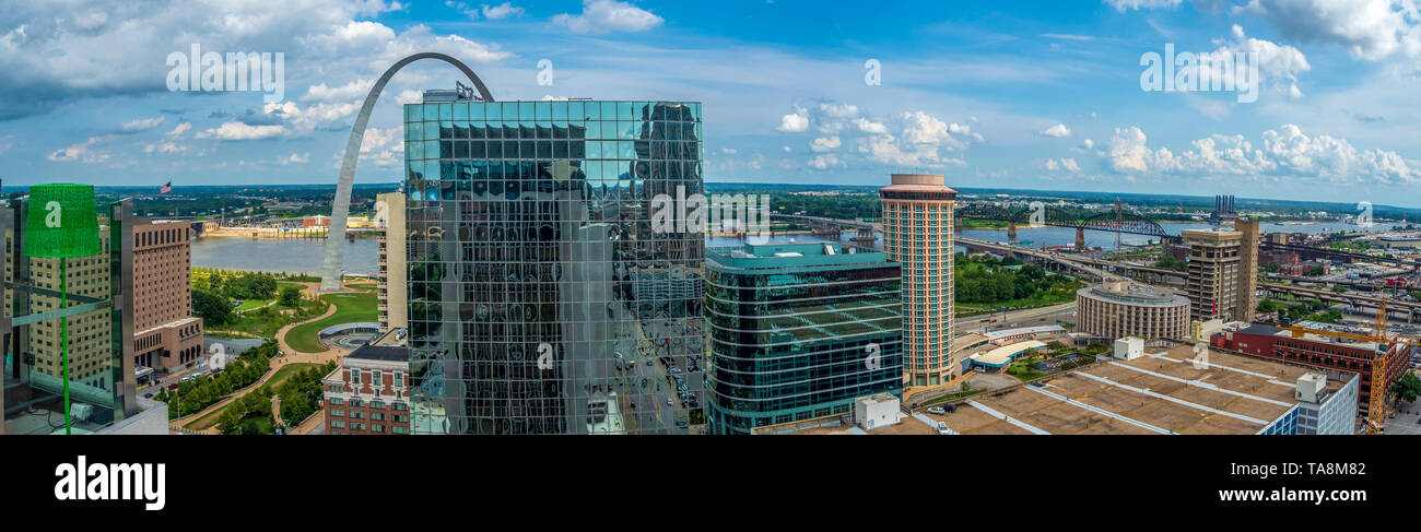 St Louis skyline di blocco attraverso verso il fiume Mississippi Foto Stock