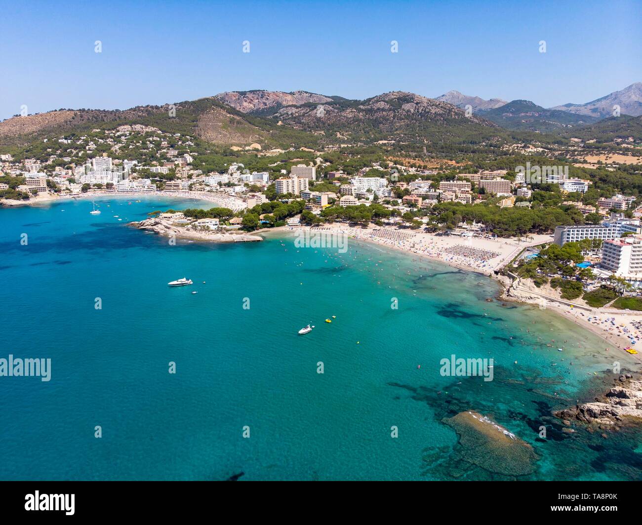 Vista aerea, con vista della città turistica Peguera con alberghi e spiagge, Costa de la Calma, regione Caliva, Maiorca, isole Baleari, Spagna Foto Stock