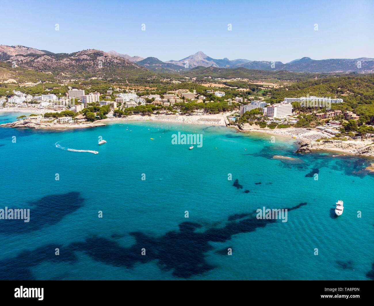 Vista aerea, con vista della città turistica Peguera con alberghi e spiagge, Costa de la Calma, regione Caliva, Maiorca, isole Baleari, Spagna Foto Stock