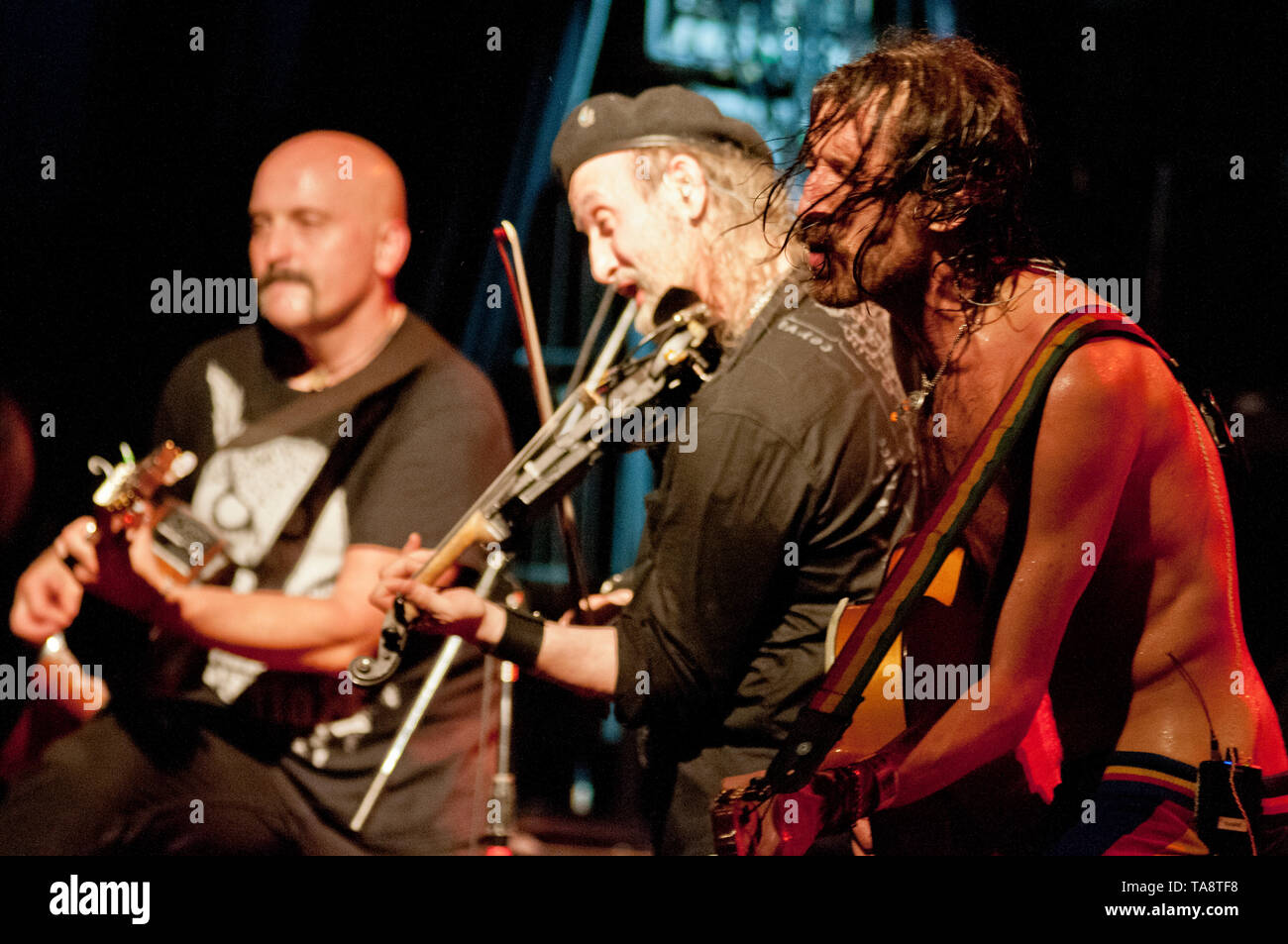 Gypsy punk band Gogol Berdello: Eugene Hutz (cantante), Sergey Ryabtsev (violino) e Oren Kaplan (chitarra) Foto Stock