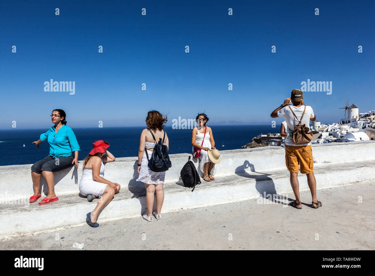 Oia Santorini turisti su una terrazza sul mare, la gente sul punto di vista famoso, isola greca, Grecia turismo Europa Foto Stock