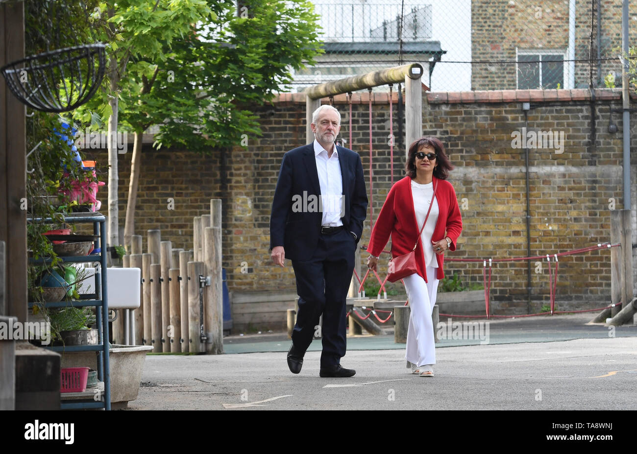 Leader laburista Jeremy Corbyn e sua moglie Laura Alvarez arriva a votare in un seggio in Islington, Londra del nord per le elezioni del Parlamento europeo. Foto Stock