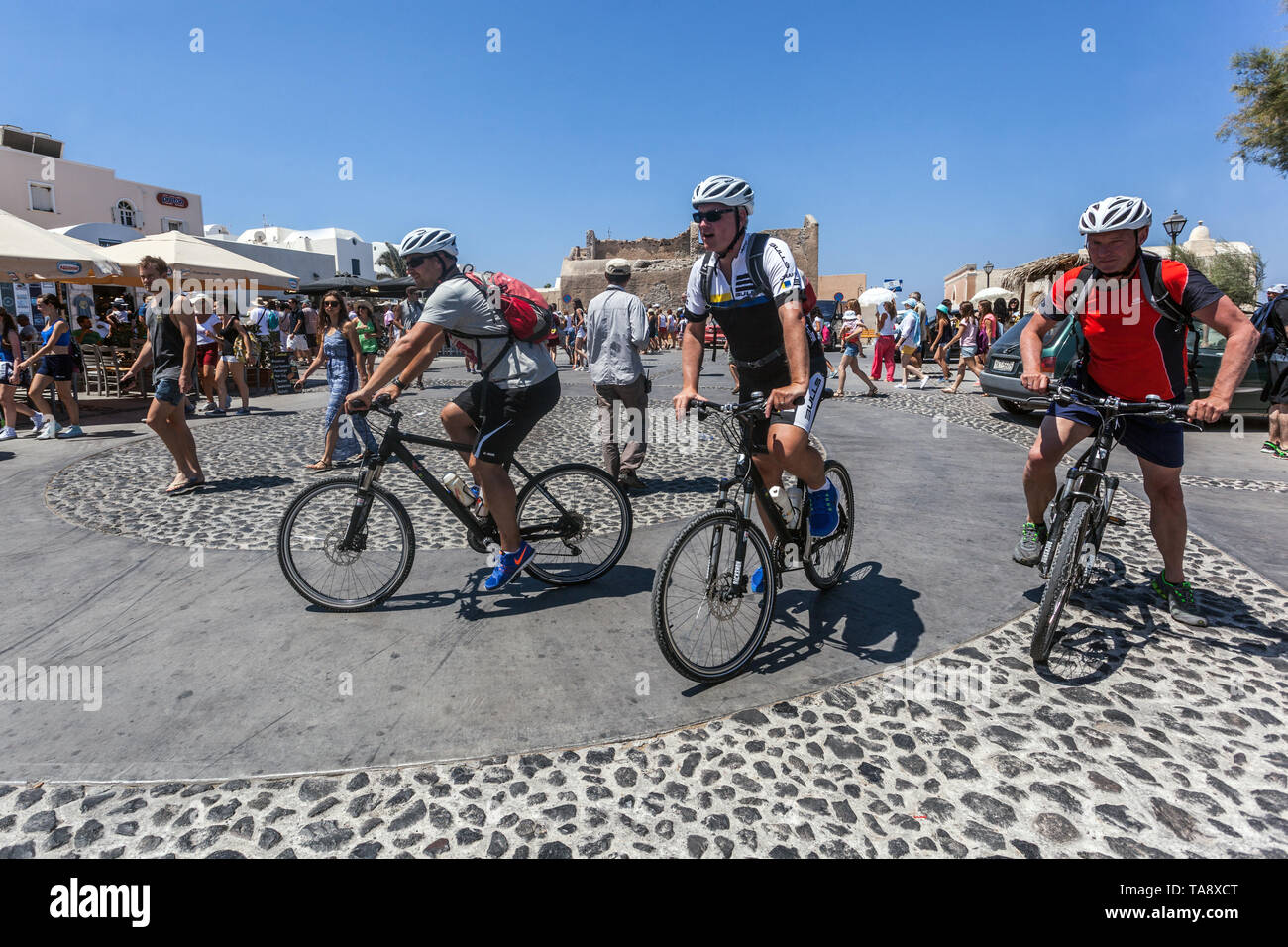Oia Santorini turisti in bicicletta Isola greca Grecia Europa persone Foto Stock