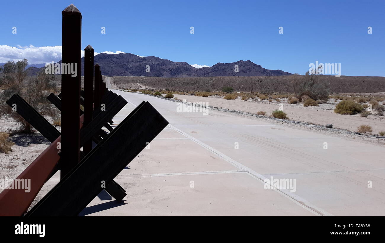 Stati Uniti Esercito di ingegneri dipendenti, appaltatori e U.S. Delle dogane e della protezione delle frontiere rappresentante verificare i requisiti per il CBP confine pedonale vicino alla barriera Calexico, California, 20 maggio. USACE è sostenere il Department of Homeland Security è richiesta per la costruzione di recinzioni pedonali, costruire e migliorare le strade e illuminazione di installazione entro lo Yuma e Tucson, Arizona, Stati Uniti Pattuglia di Confine settori seguenti il Feb. 15 emergenza nazionale dichiarazione sulla frontiera meridionale degli Stati Uniti. Il Dipartimento della Difesa ha l'autorità ai sensi della sezione 284 del titolo 10, U.S. Codice per co Foto Stock
