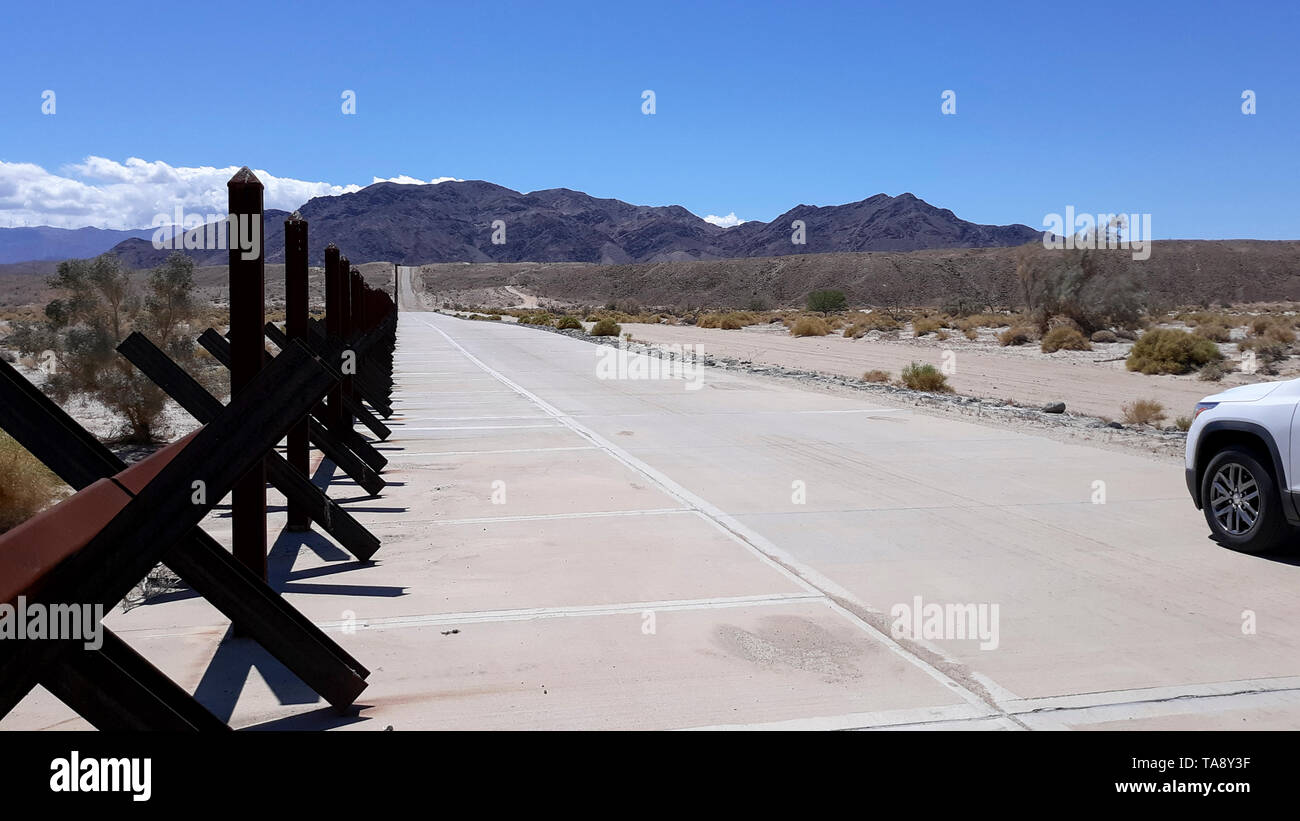 La Normandia-stile barriera del veicolo vicino Calexico, California, 20 maggio. USACE è sostenere il Department of Homeland Security è richiesta per la costruzione di recinzioni pedonali, costruire e migliorare le strade e illuminazione di installazione entro lo Yuma e Tucson, Arizona, Stati Uniti Pattuglia di Confine settori seguenti il Feb. 15 emergenza nazionale dichiarazione sulla frontiera meridionale degli Stati Uniti. Il Dipartimento della Difesa ha l'autorità ai sensi della sezione 284 del titolo 10, U.S. Codice, per costruire strade e recinzioni e installare illuminazione per bloccare i trafficanti di droga nei corridoi attraverso i confini internazionali degli Stati Uniti Foto Stock