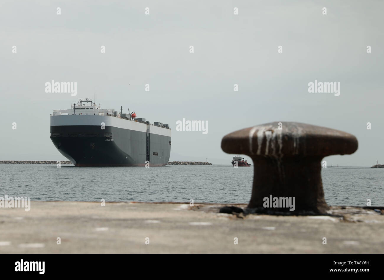 La Cresta verde roll on-roll off recipiente contenitore arrivati al porto di Alexandroupoli Alessandropoli, Grecia, 20 maggio 2019. Il vaso contiene circa 800 veicoli e pezzi di apparecchiature che verranno scaricati come parte delle operazioni portuali a sostegno degli Stati Uniti Esercito dell'Europa serie di esercizi estivi compresi Saber custode e colpo decisivo. (U.S. Esercito foto di Spc. Elliott pagina) Foto Stock