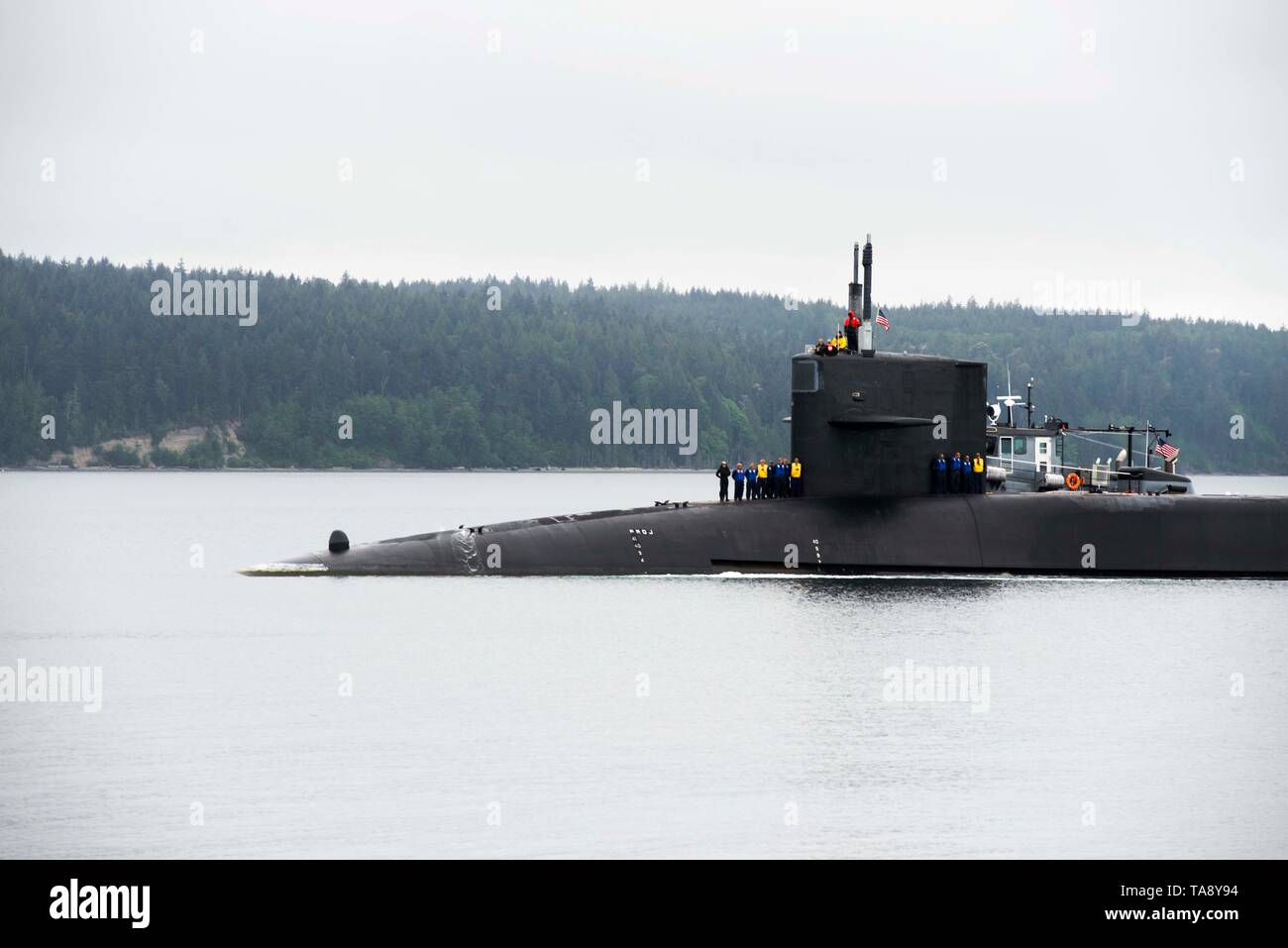 Isola indiano, nello Stato di Washington (13 maggio 2019) le visite-missile submarine USS Michigan (SSGN 727) arriva alla rivista navale isola indiano dopo essere stata distribuita per 30 mesi. Michigan è stata distribuita a Guam, dove ha condotto la sorveglianza, la formazione e altre missioni critiche negli Stati Uniti 7 flotta area di operazione. (U.S. Foto di Marina di Massa lo specialista di comunicazione 1a classe Amanda R. Gray/rilasciato) Foto Stock