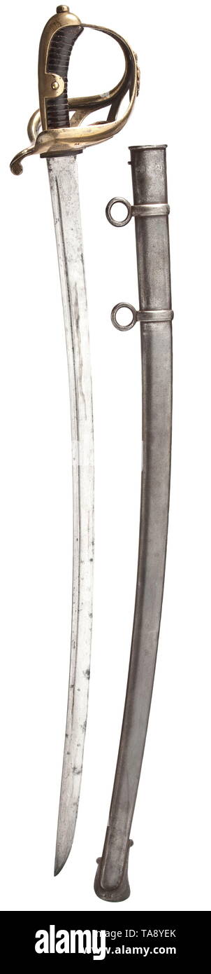 Un sabre M 1867 per uomini arruolati delle guardie della Cavalleria leggermente ricurva lama con scanalature su entrambi i lati, complementare attaccato con una corona/'ar' e identico marchio di ispezione, la retromarcia con il sassone stemma, sul retro della lama il marchio del fabbricante "P. Knecht in Solingen". Ottone dorato cesto elsa con applicato lo stemma in ottone e barra di rinforzo rivettato sul complementare, marchio di ispezione di una corona/'IK' e l'unità timbro 'G.R.81'. Rivestito in pelle grip. Ferro da stiro fodero rigido con anelli di sospensione, il medaglione con abbinamento numbe, Additional-Rights-Clearance-Info-Not-Available Foto Stock