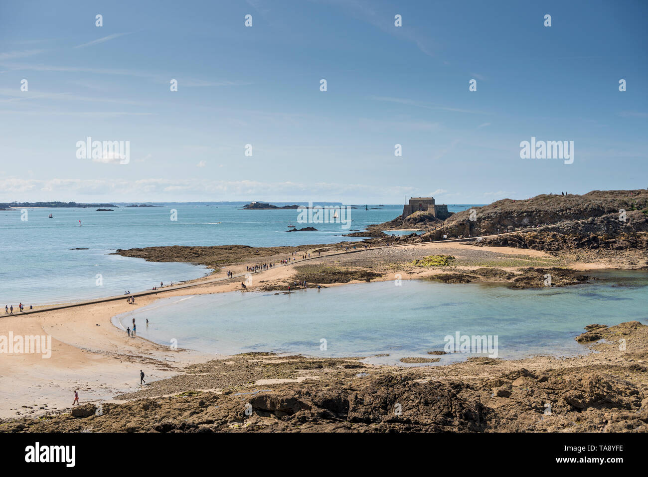 I turisti a piedi su Causeway a Grand Bé Isola con Fort du Petit Bé in background, Saint Malo, Bretagna Francia Foto Stock