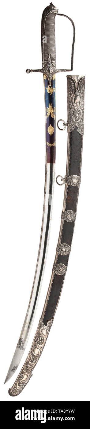 Un tedesco o un austriaco-argento montato degli officer di Sabre, circa 1780 singolo a doppio taglio con lama a doppio taglio punto, con doppio gualchiere su entrambi i lati. La radice brunito decorate con attacco dorato in condizioni perfette, il monogramma " N I' inscritto al di sotto del quillons sulla complementare. Fuso a snodo di argento-bow elsa decorata con un rilievo con motivi floreali, la presa avvolto con raffinati con filo filo di argento. Rivestito in pelle sciabola in legno, l'argento monta finemente inseguito con fiore e rocaille ornamenti su uno sfondo opaco. Due d'argento degli anelli di sospensione, la trascina in ferro. Leath, Additional-Rights-Clearance-Info-Not-Available Foto Stock