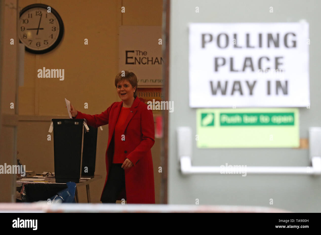 Ritrasmettere la correzione di posizione. SNP leader Nicola Storione getta il suo voto in un seggio a Broomhouse Comunità del Parco Hall di Glasgow per le elezioni del Parlamento europeo. Foto Stock