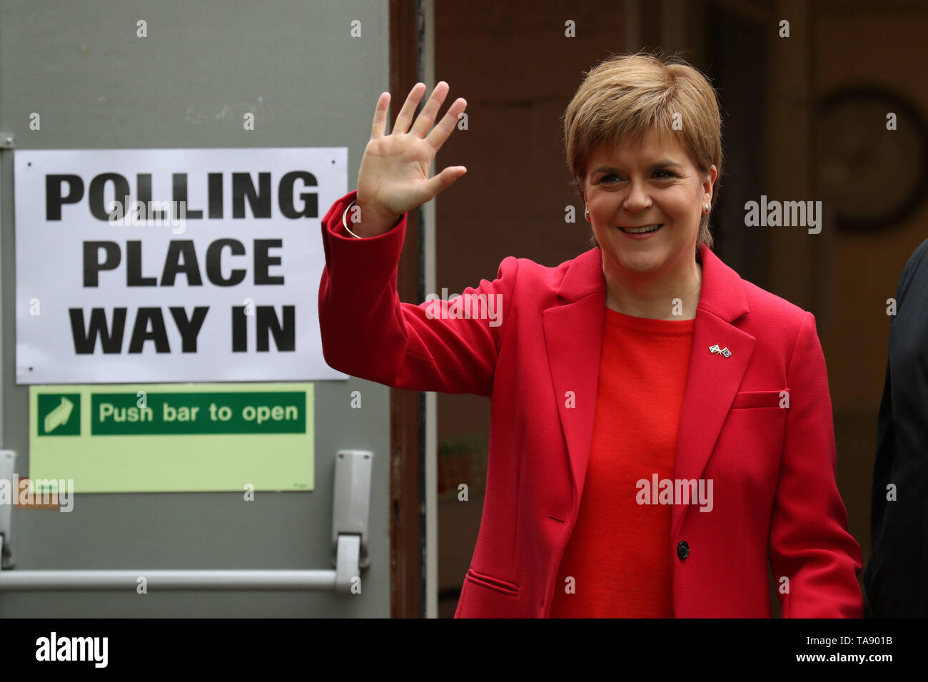 Ritrasmettere la correzione di posizione. SNP leader Nicola Storione lasciando un seggio a Broomhouse Comunità del Parco Hall di Glasgow dopo la colata del suo voto per le elezioni del Parlamento europeo. Foto Stock