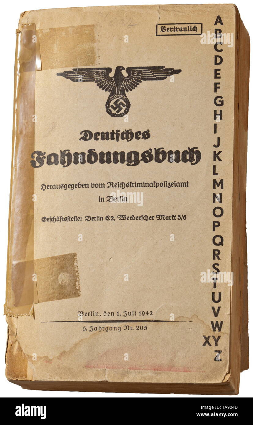 Un elenco tedesco di ricercati, datata 1942 pubblicato dalla Reichskriminalpolizeiamt (tr. Reich indagine penale dipartimento) a Berlino, 1 luglio 1942, 5a edizione, n. 205. La parte anteriore di copertura di carta stampata con l'aquila nazionale delle SS, il legame danneggiata e riparata con colla. Su un totale di 928 pagine, diverse migliaia di nomi di persone che volevano, compresi Herbert Wehner e Erich Mielke. Dimensioni 13 x 22 x 5 cm. Estremamente raro. storica, storica del xx secolo, Editorial-Use-solo Foto Stock