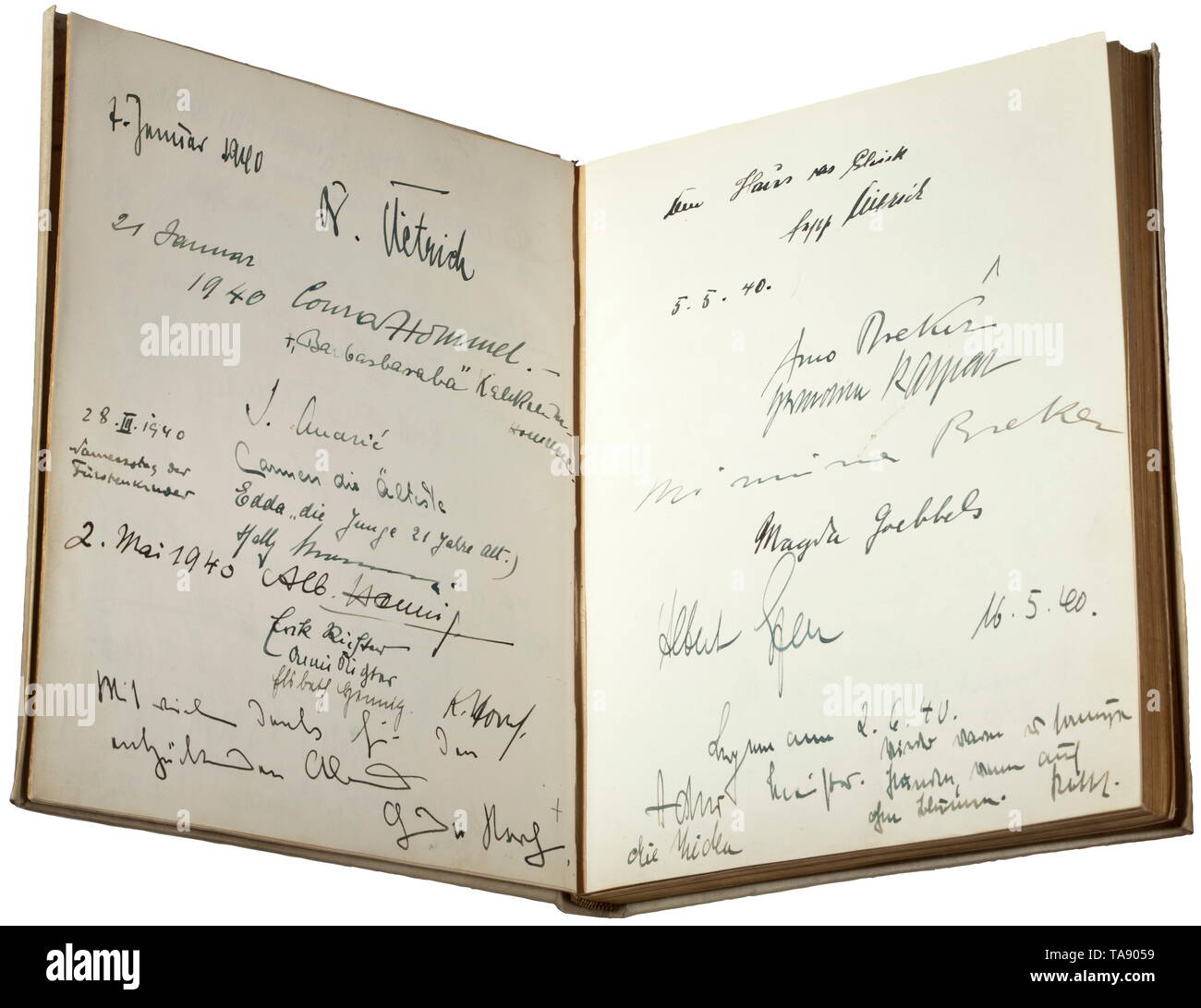 Un libro degli ospiti appartenenti al Reich scenografo Benno von Arent (1898 - 1956) - con firme originali, tra cui Adolf Hitler, Joseph Goebbels il libro con un legame di pergamena (ondulato) e dorate refilato pagine. Eminenti politici, figure militari e civili con circa 150 firme originali e dediche di diffusione oltre 27 pagine, risalente al periodo 1938-43. Tra cui Adolf Hitler, Giuseppe e Magda Goebbels, Arno Breker, Hermann Fegelein, Josef (Sepp) Dietrich, Albert Speer e altri secondo l'elenco allegato. Album dimensioni circa 20 x 24.5 x 2.5 cm., Editorial-Use-solo Foto Stock
