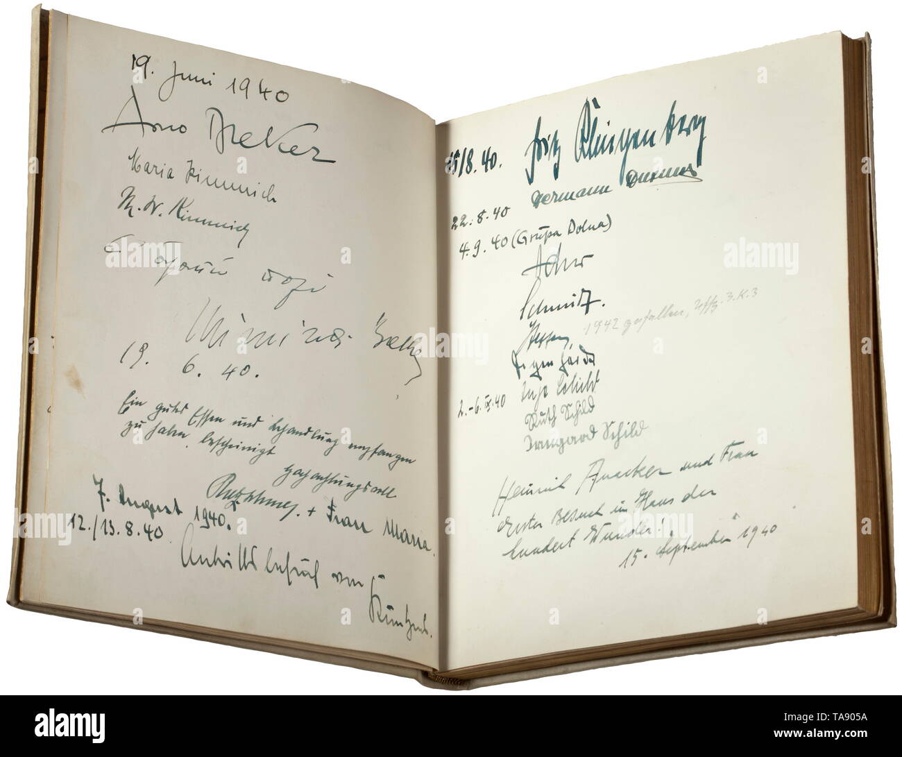 Un libro degli ospiti appartenenti al Reich scenografo Benno von Arent (1898 - 1956) - con firme originali, tra cui Adolf Hitler, Joseph Goebbels il libro con un legame di pergamena (ondulato) e dorate refilato pagine. Eminenti politici, figure militari e civili con circa 150 firme originali e dediche di diffusione oltre 27 pagine, risalente al periodo 1938-43. Tra cui Adolf Hitler, Giuseppe e Magda Goebbels, Arno Breker, Hermann Fegelein, Josef (Sepp) Dietrich, Albert Speer e altri secondo l'elenco allegato. Album dimensioni circa 20 x 24.5 x 2.5 cm., Editorial-Use-solo Foto Stock