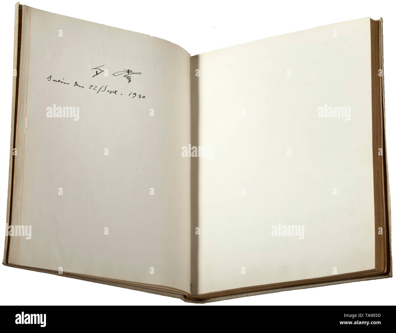 Un libro degli ospiti appartenenti al Reich scenografo Benno von Arent (1898 - 1956) - con firme originali, tra cui Adolf Hitler, Joseph Goebbels il libro con un legame di pergamena (ondulato) e dorate refilato pagine. Eminenti politici, figure militari e civili con circa 150 firme originali e dediche di diffusione oltre 27 pagine, risalente al periodo 1938-43. Tra cui Adolf Hitler, Giuseppe e Magda Goebbels, Arno Breker, Hermann Fegelein, Josef (Sepp) Dietrich, Albert Speer e altri secondo l'elenco allegato. Album dimensioni circa 20 x 24.5 x 2.5 cm., Editorial-Use-solo Foto Stock