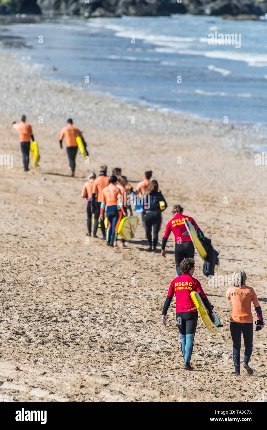 NSLSC membri di un surf Salvataggio sessione di formazione con i loro insegnanti su Fistral Beach in Newquay in Cornovaglia. Foto Stock