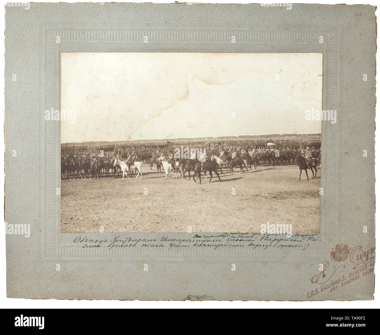 Un russo foto del Tsar Nicholas II ispezione di una guardia brigata di Cosacchi dopo cavalry corps manovre, circa 1910 La finitura opaca con lo stampaggio in rilievo della corte fotografo "A.Otsup - San Pietroburgo' nonché un manoscritto notazione esplicativa con i nomi dei generali, tra cui Rodionov, Krusenstern e Ponomarev. Un po' macchiati e le dimensioni della foto 23 x 16 cm, dimensioni con finitura opaca 26,5 x 32,5 cm. I segni dell'età. storica, storica del xx secolo, Additional-Rights-Clearance-Info-Not-Available Foto Stock
