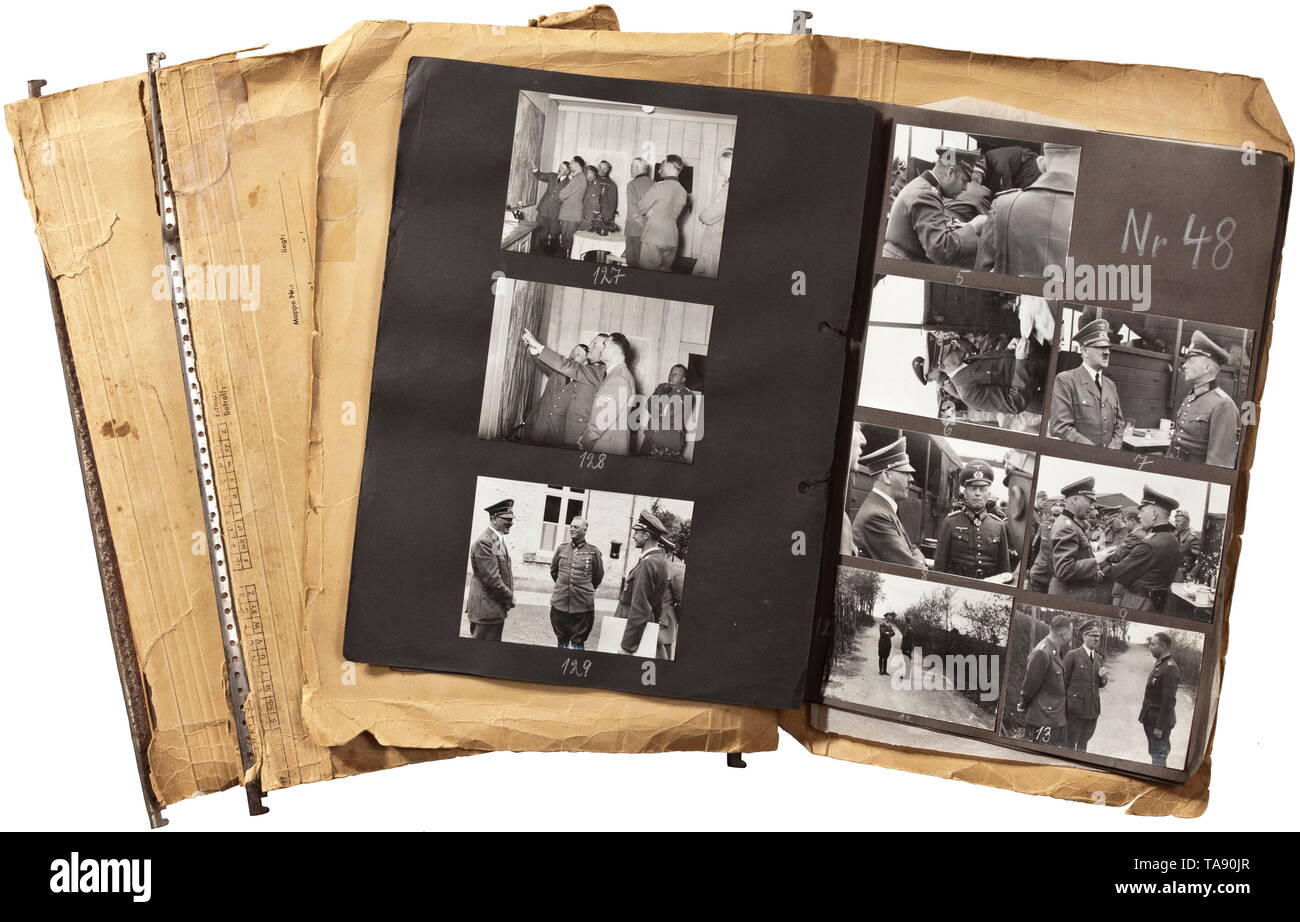 Adolf Hitler - tre album fotografici con le immagini del Führer sede 'Wolfsschlucht' (Wolf la gola) in Bruly-de-Pesche 199 immagini da Heinrich Hoffmann in varie dimensioni, a nostra conoscenza prevalentemente sconosciuta e materiale inedito, che abbraccia il periodo di tempo da Hitler's arrivo nel pomeriggio del 6 giugno 1940 da Regniowez - Le Gros Caillou fino alla sua partenza il 25 giugno 1940. Il 19 giugno, aveva già ordinato la delocalizzazione di FHQu a 'Tannenberg'. Dal 25 maggio al 6 giugno, 600 membri dell'Organizzazione Todt lavorato sul progetto del xx secolo, Editorial-Use-solo Foto Stock