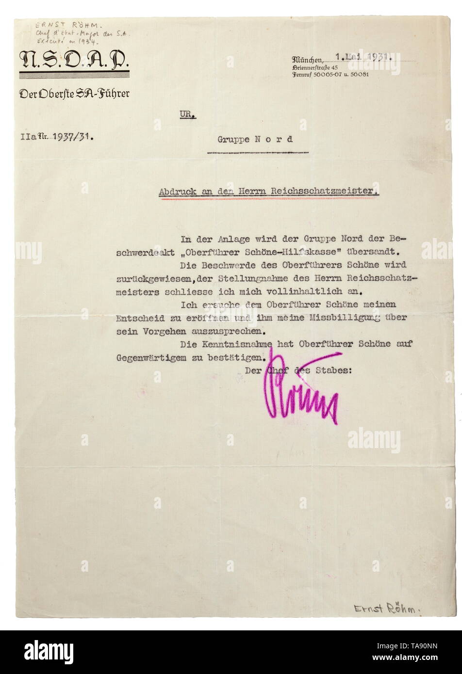 Ernst Röhm - una firma originale del sommo SA leader lettera datata 1 maggio 1931 in merito a una contestazione dal Gruppo a nord, con firma originale di Ernst Röhm (1887 - 1934). Per un lungo periodo Röhm era il leader della tempesta truppe (Sturmabteilung). Senza procedimento giudiziario, Röhm è stato girato il 1 luglio 1934 su per ordine di Hitler dal comandante dei campi di concentramento Theodor Eicke. La presunta "Röhm Putsch" è stato utilizzato da Hitler per la rimozione dei suoi oppositori politici. Segni di piegatura, dimensioni 21 x 29 cm. storica, storica del xx secolo, 1930S, 1940s, storm battaglione, , Editorial-Use-solo Foto Stock