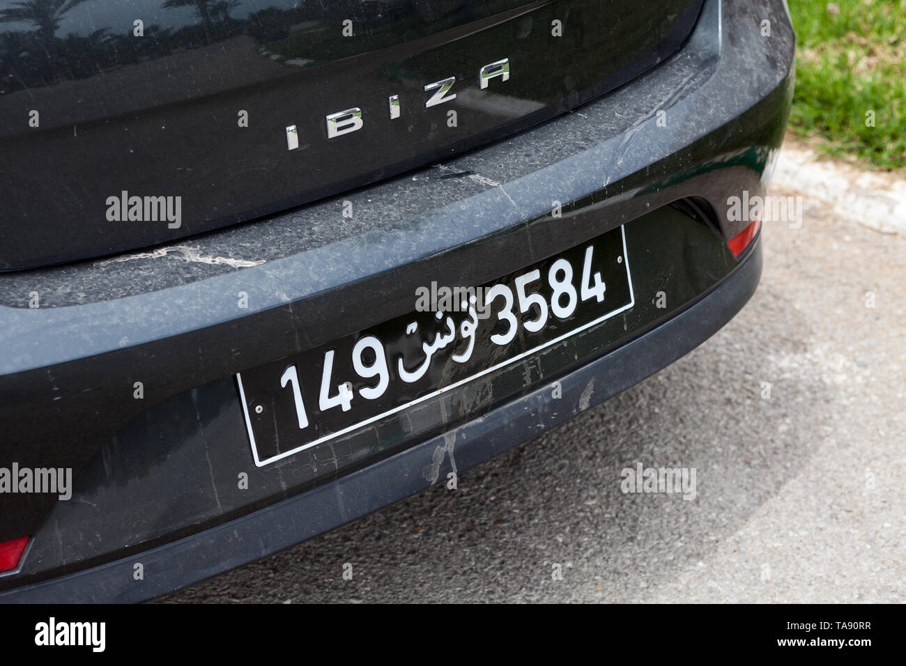 TUNISIA AFRICA-CIRCA maggio, 2012: tunisina auto numero di registrazione piastra con telaio nero è sul paraurti di automobili. Esso è costituito da numeri arabi e Foto Stock