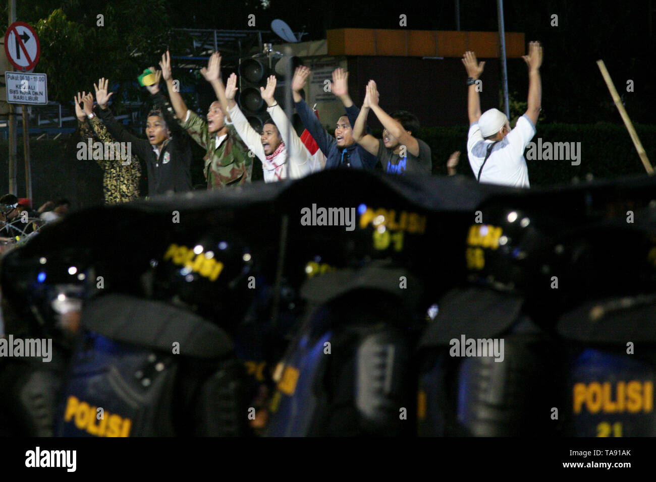 Jakarta, Indonesia. 22 Maggio, 2019. Sommossa ha preso posto nella parte anteriore dell'ufficio dell'elezione dell Organismo di Vigilanza o Bawaslu, Jalan MH Thamrin, centro di Jakarta, mercoledì 22 maggio 2019. Non vi è stato ricorso dal tempo degli incendi per i fuochi d'artificio. Credito: Kuncoro Widyo Rumpoko/Pacific Press/Alamy Live News Foto Stock