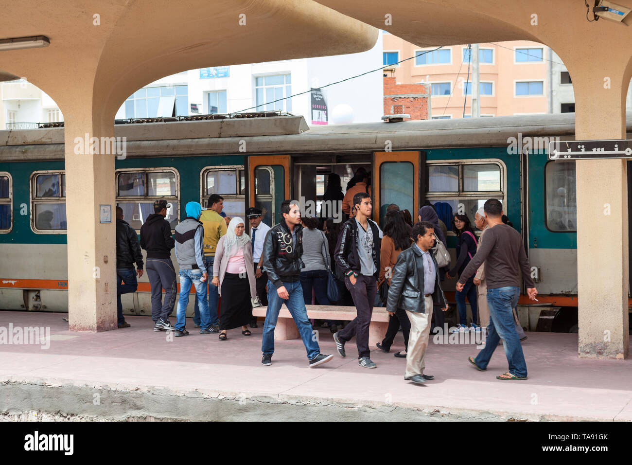 MONASTIR, TUNISIA-CIRCA maggio, 2012: i passeggeri a piedi fuori sono arrivati in treno in chiave di Monastir stazione intermedia. Il Sahel Metro è un elettrificata, manometro misuratore di ra Foto Stock