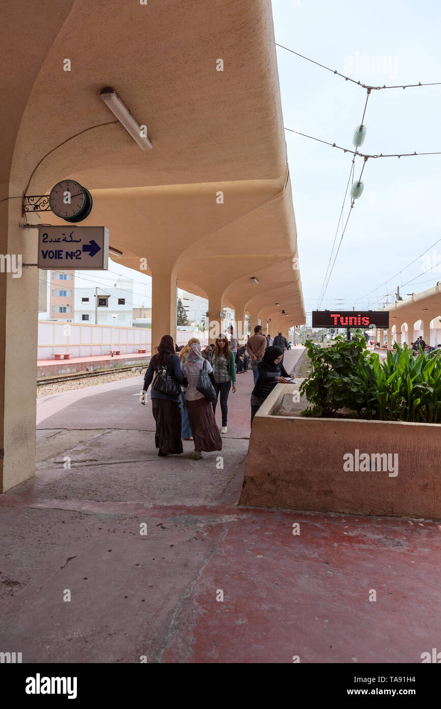 MONASTIR, TUNISIA-CIRCA maggio, 2012: i passeggeri vengono a piattaforma in chiave di Monastir stazione intermedia. Il Sahel Metro è un elettrificata, metro ferrovia Foto Stock