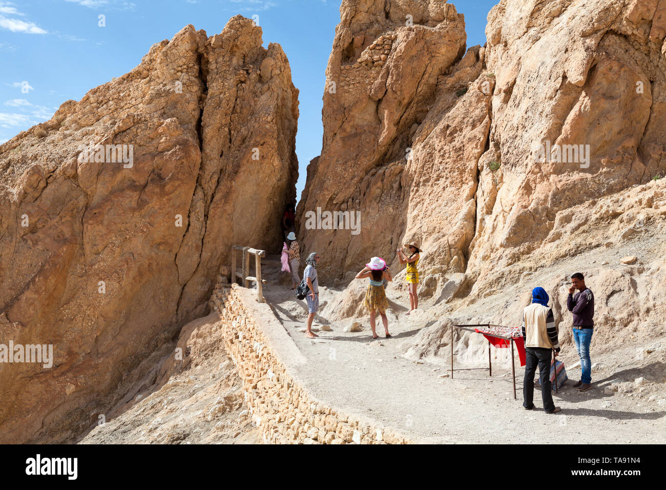 TOZEUR, TUNISIA-CIRCA maggio, 2012: Split è in rocce a picco di montagna in Chebika oasi. Attrazione locale è su area escursionistica. Esso si trova a Djebel e Foto Stock