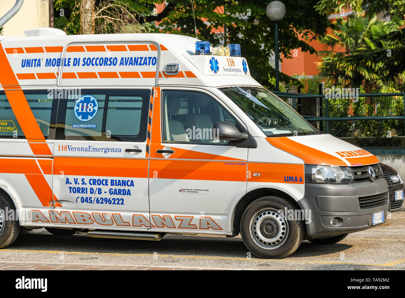 GARDA LAGO DI GARDA ITALIA - Settembre 2018: Emergenza ambulanza parcheggiato su una strada in Garda sul Lago di Garda Foto Stock