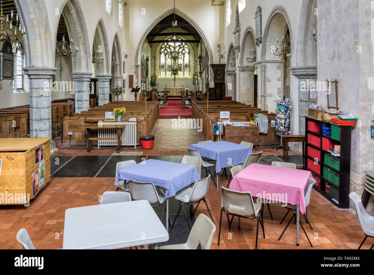 Sedie e tavoli disposti per il caffè la mattina in chiesa di St Nicholas, St Nicholas-a-Wade in Kent. Foto Stock