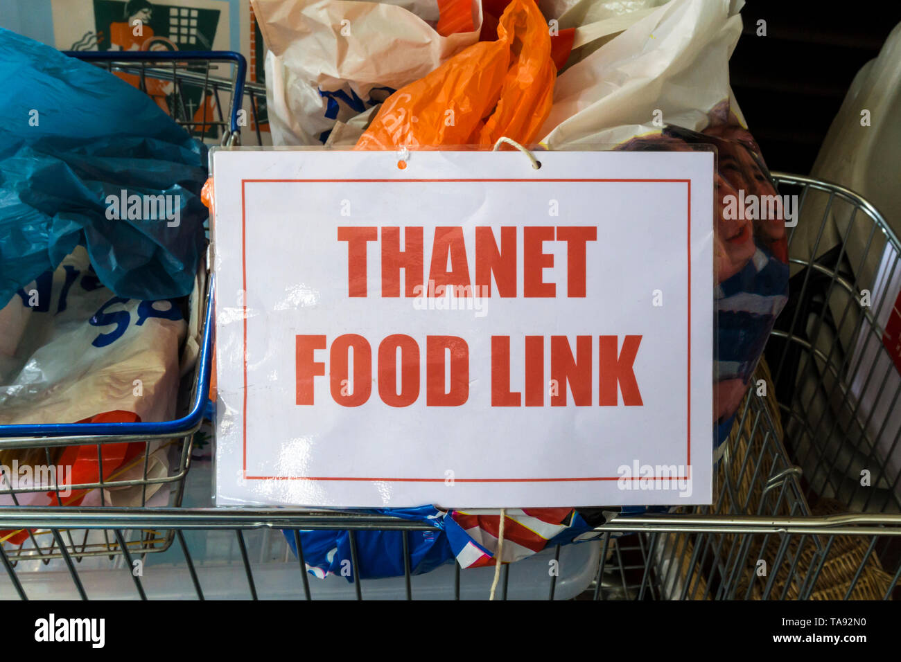 La raccolta di Thanet Food Link banca alimentare nella chiesa di St Nicholas, St Nicholas-a-Wade, Kent. Foto Stock