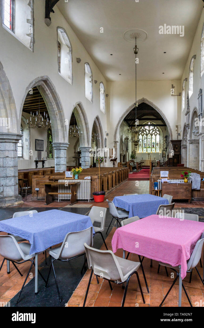 Sedie e tavoli disposti per il caffè la mattina in chiesa di St Nicholas, St Nicholas-a-Wade in Kent. Foto Stock