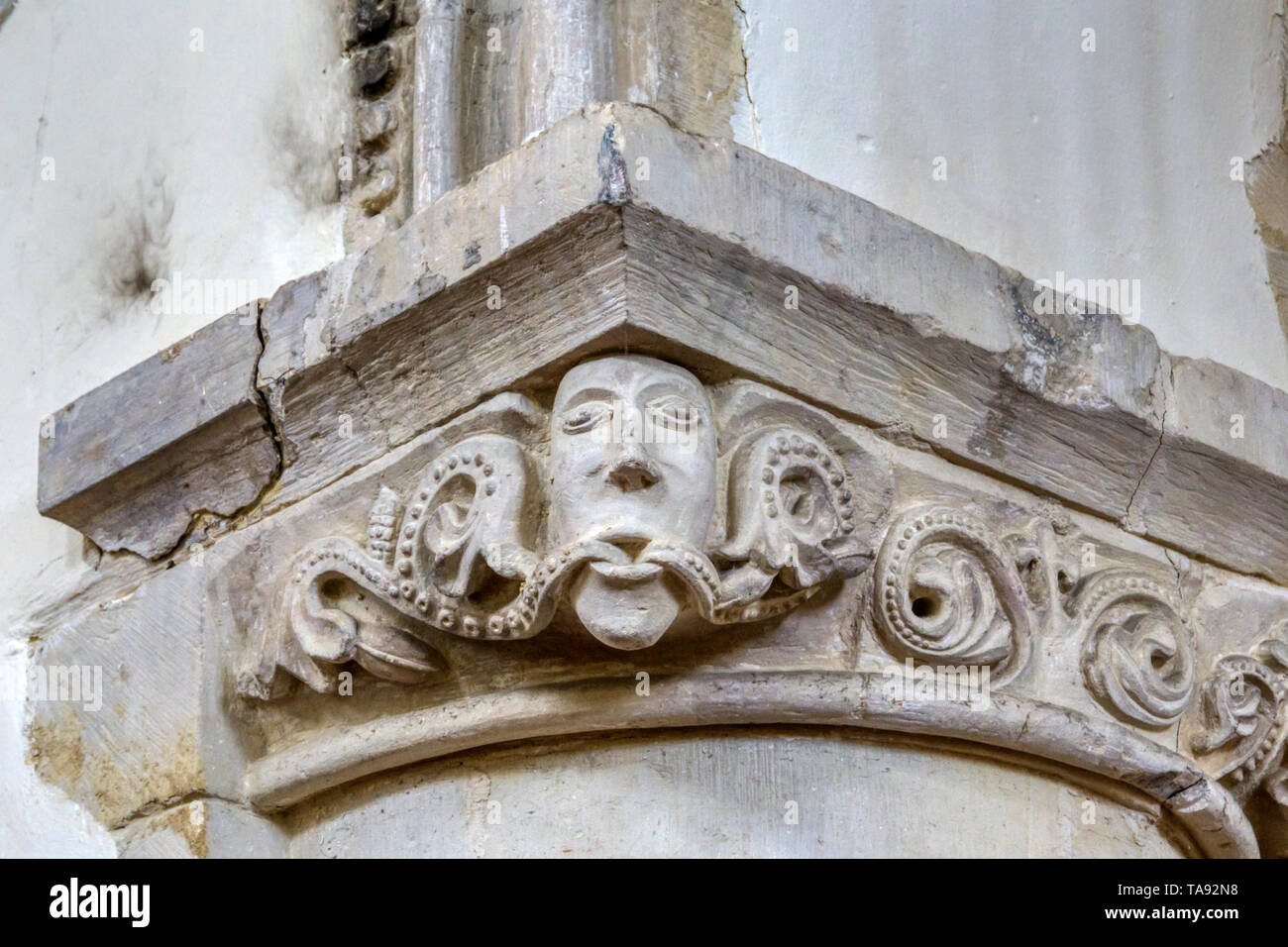 Green Man scolpito sul capitale di un pilastro normanna in la chiesa di San Nicola a San Nicola-a-Wade in Kent. Foto Stock