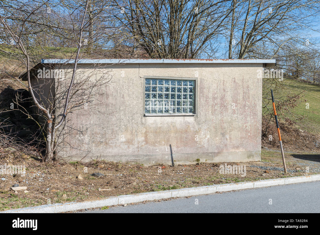 Stand alone garage singolo con tetto piatto, Germania Foto Stock