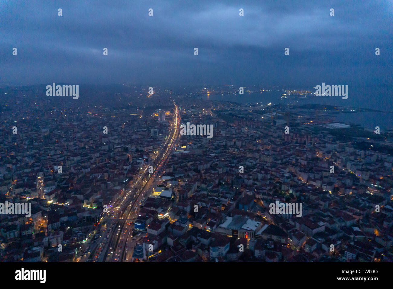 Finestra di aereo dall'interno degli aeromobili con vista del complesso interscambio autostradale di notte. Foto Stock