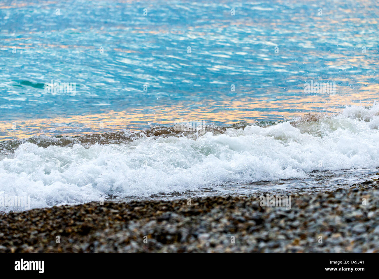 Riva del mare sulla spiaggia di pietra. Vista ravvicinata Foto Stock