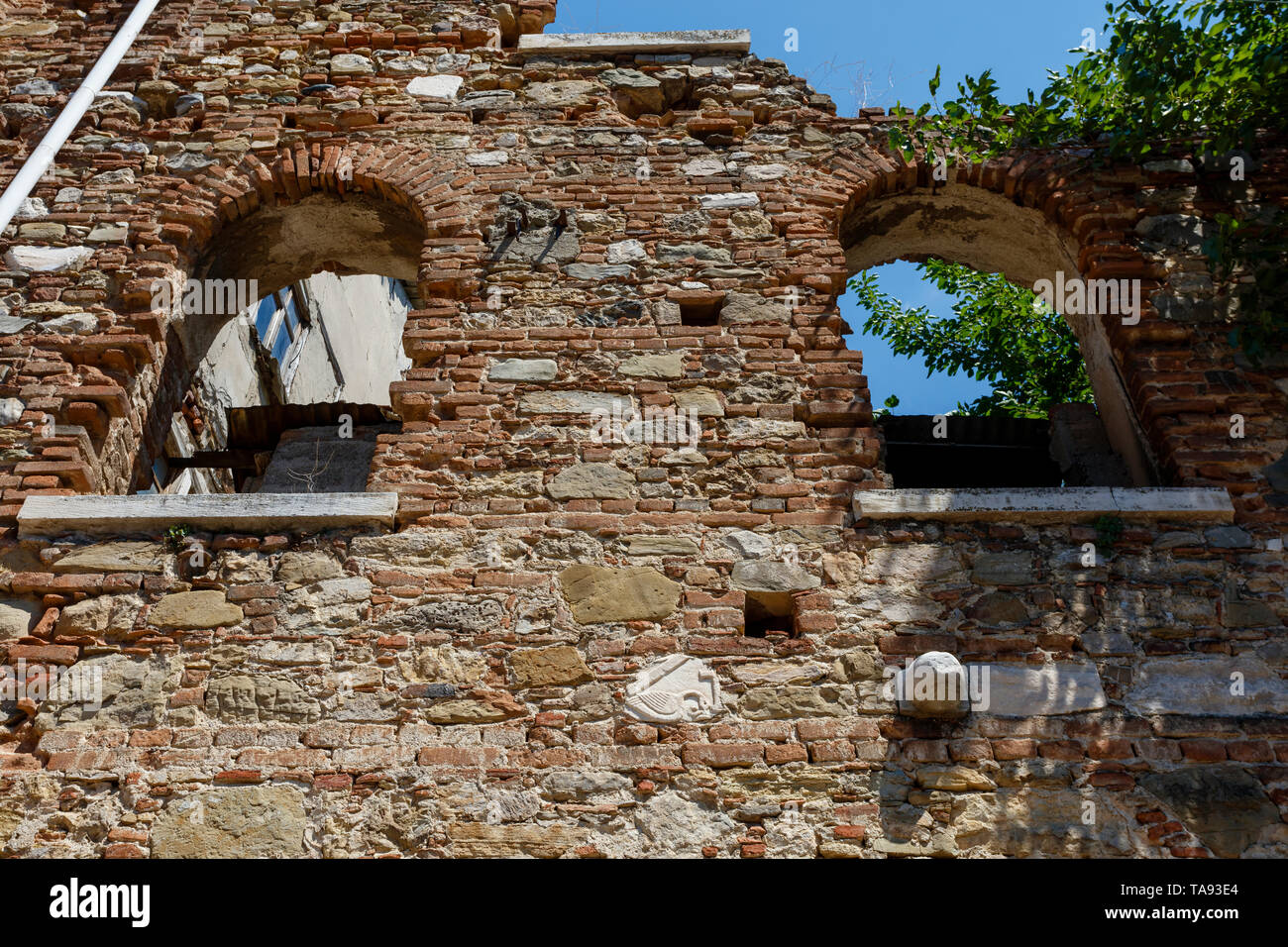 Il vecchio muro di pietra in Tirilye, regione di Marmara, Turchia Foto Stock