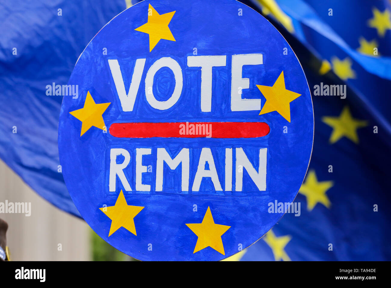 Un voto rimangono targhetta è visibile al di fuori della sede del parlamento di Westminster a Londra alla vigilia delle elezioni del Parlamento europeo. Foto Stock