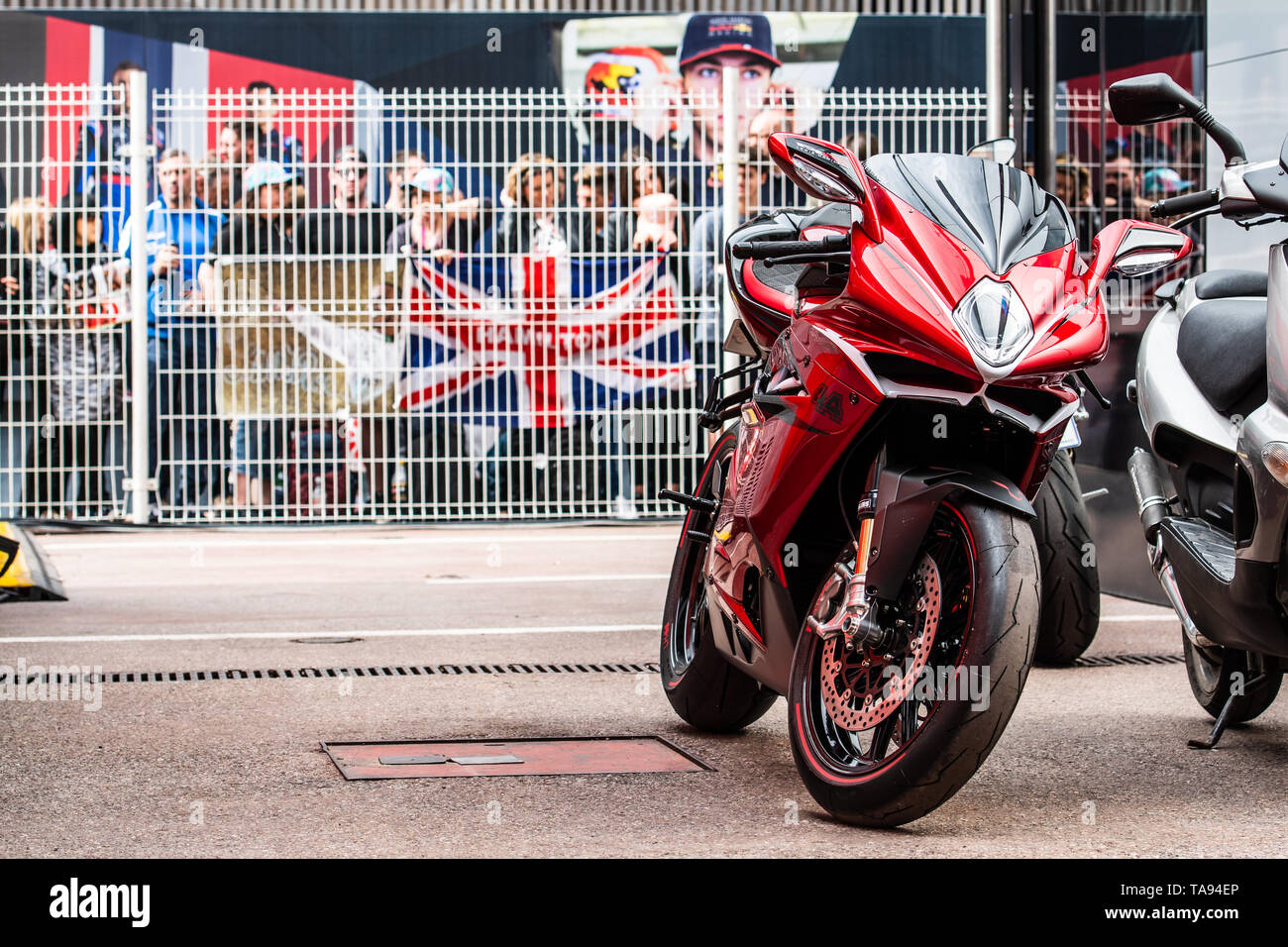 Monte Carlo/Monaco - 22/05/2019 - La limited edition MV Agusta F4 LH44 bike o f#44 Lewis Hamilton (GBR, Mercedes) nella pitlane davanti al 2019 Mo Foto Stock