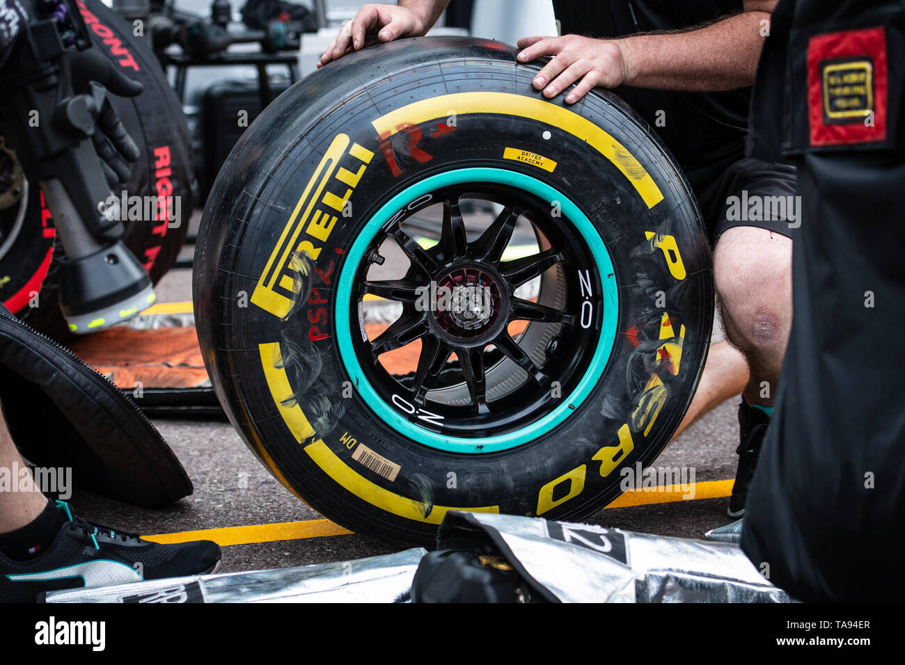 Monte Carlo/Monaco - 22/05/2019 - un meccanico Mercedes tenendo un Pirelli gomme da gara come la prassi del team di pit-stop in vista del 2019 Grand Prix di Monaco Foto Stock