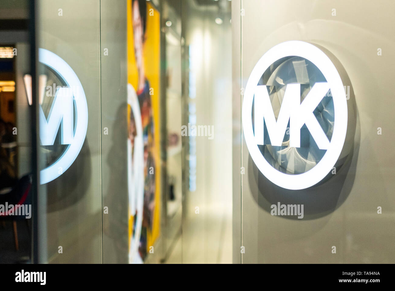 Michael Kors logo, un American Negozio di moda, visto in un centro commerciale per lo shopping a Kowloon Tong, Hong Kong. Foto Stock