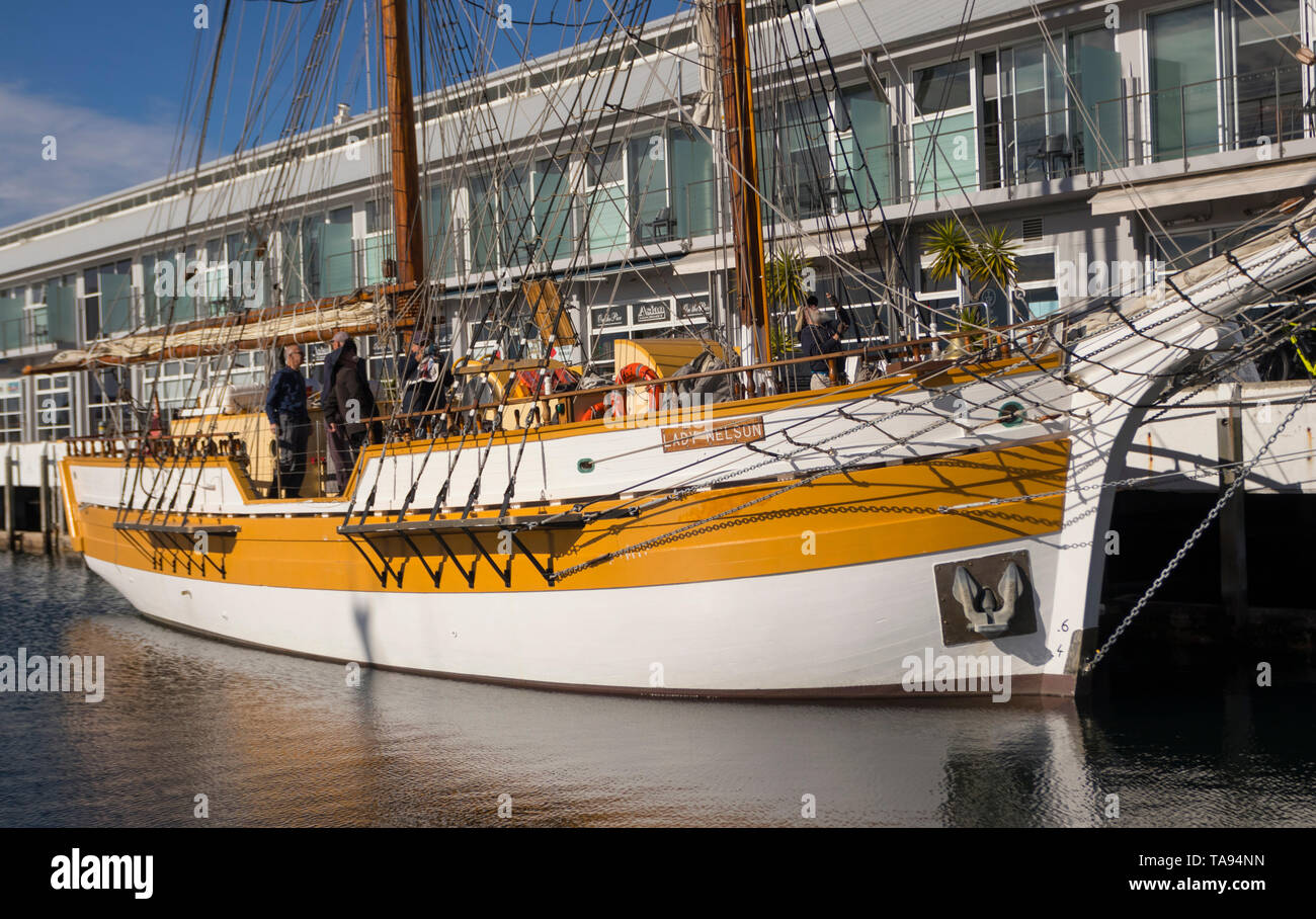 La nave a vela Lady Nelson legato fino a Elizabeth Street Pier a waterfront precinct a Hobart in Tasmania Australia. La signora Nelson è un replic Foto Stock